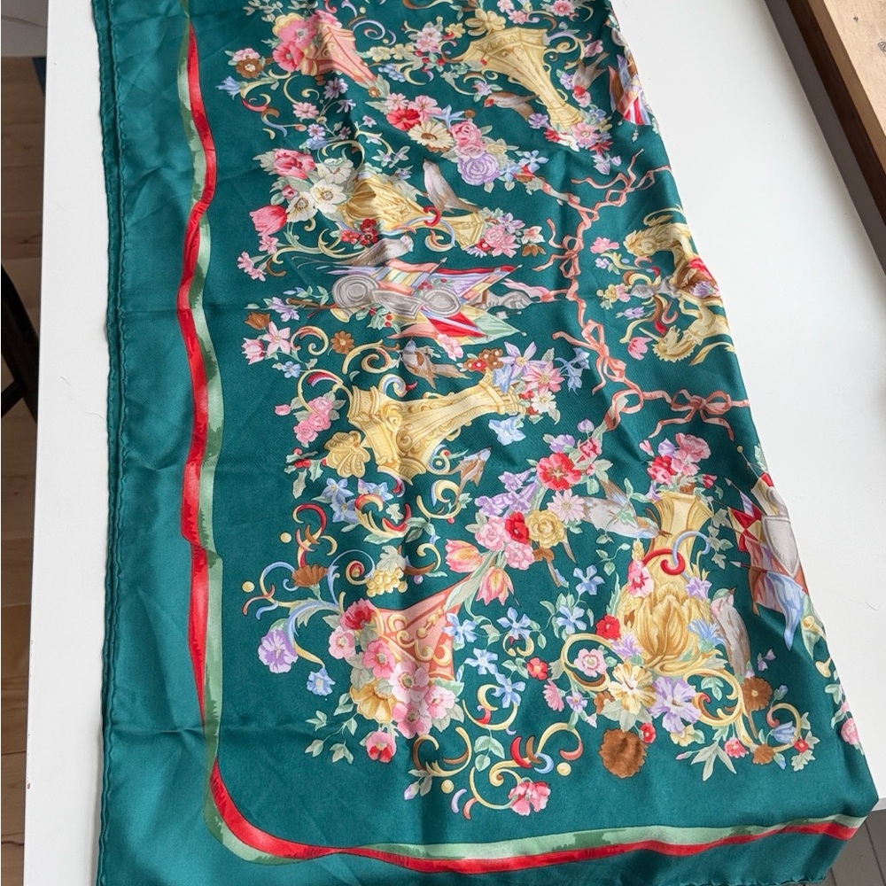 Vintage Gucci 100% Silk Scarf with Floral and Ribbon Design. Never been worn - Picture 4 of 5